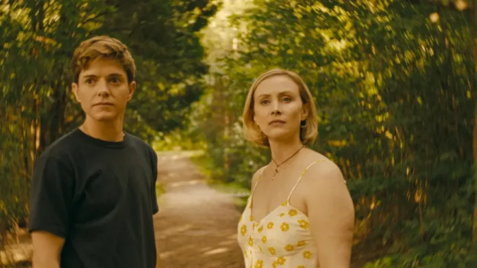 Sarah Gadon e Mae Martin in Wayward - Ribelli