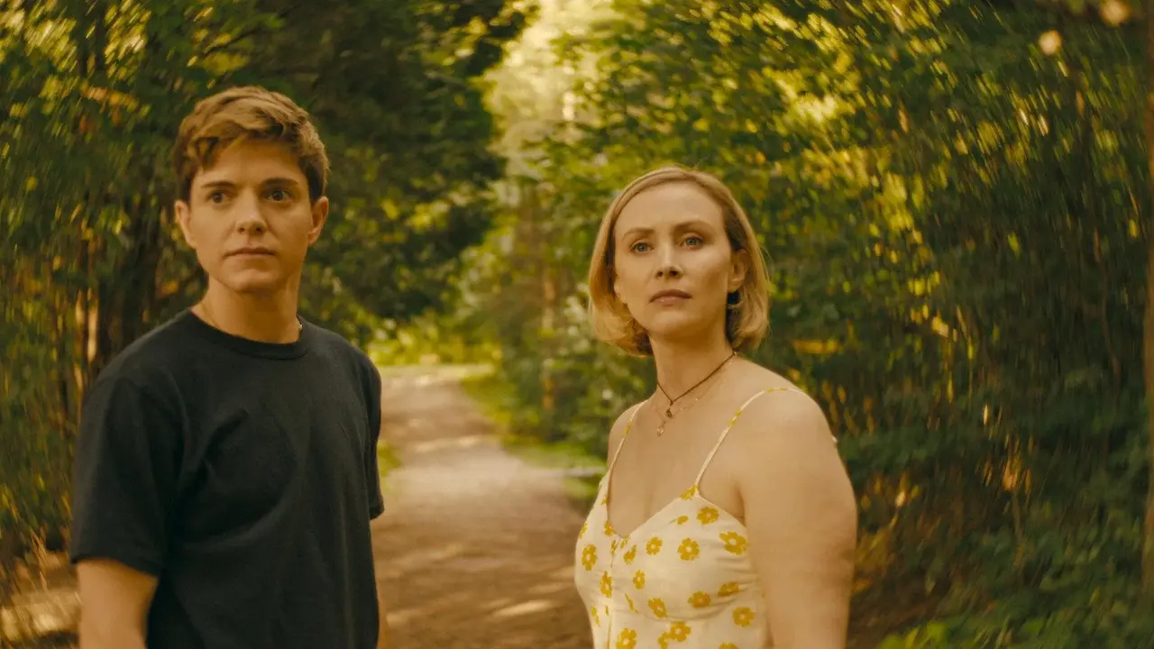 Sarah Gadon e Mae Martin in Wayward - Ribelli
