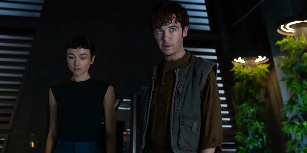 Sydney Chandler e Alex Lawther in Alien Pianeta Terra