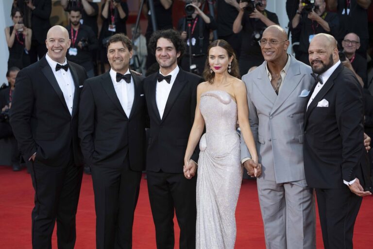 Venezia 82, le foto dal red carpet di The Smashing Machine con Dwayne Johnson e Emily Blunt