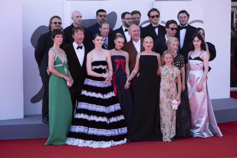 Venezia 82, le foto dal red carpet di The Testament of Ann Lee con Amanda Seyfried e il cast