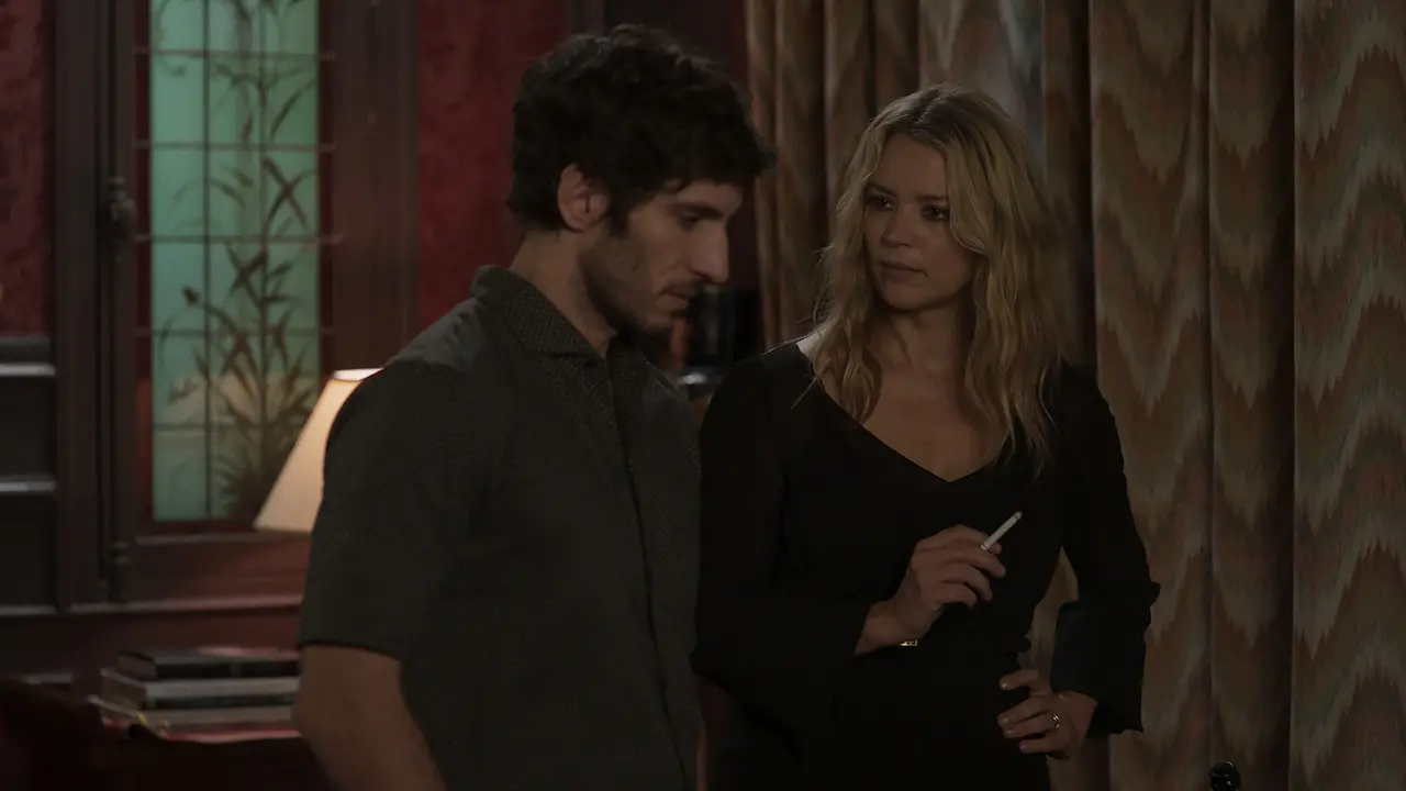 Virginie Efira e Quim Gutiérrez in La doppia vita di Madeleine Collins