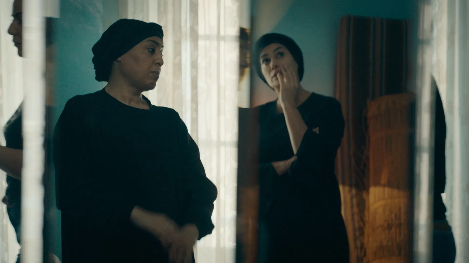 Olpha e il suo "doppio" Hend Sabri in Quattro Figlie di Kaouther Ben Hania