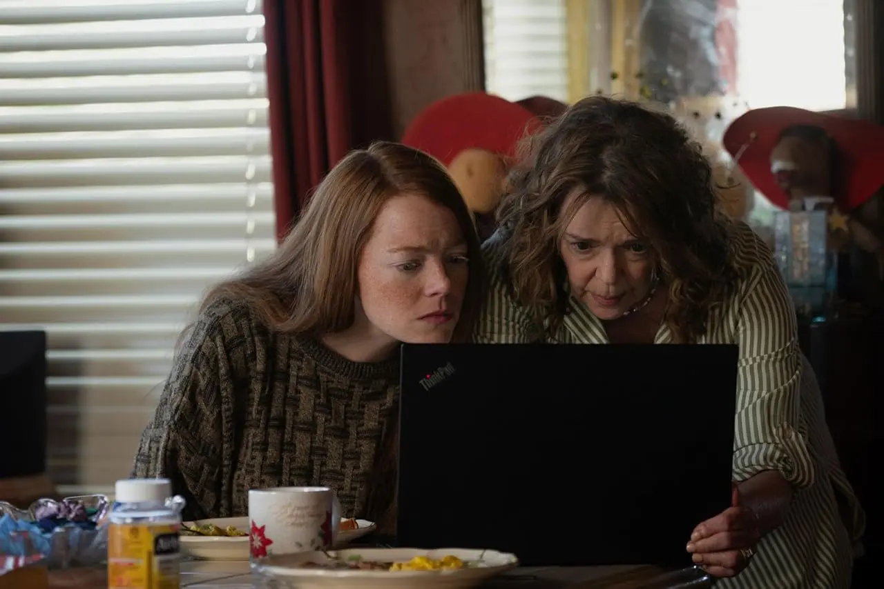 Deirdre O'Connell ed Emma Stone in Eddington (2025)