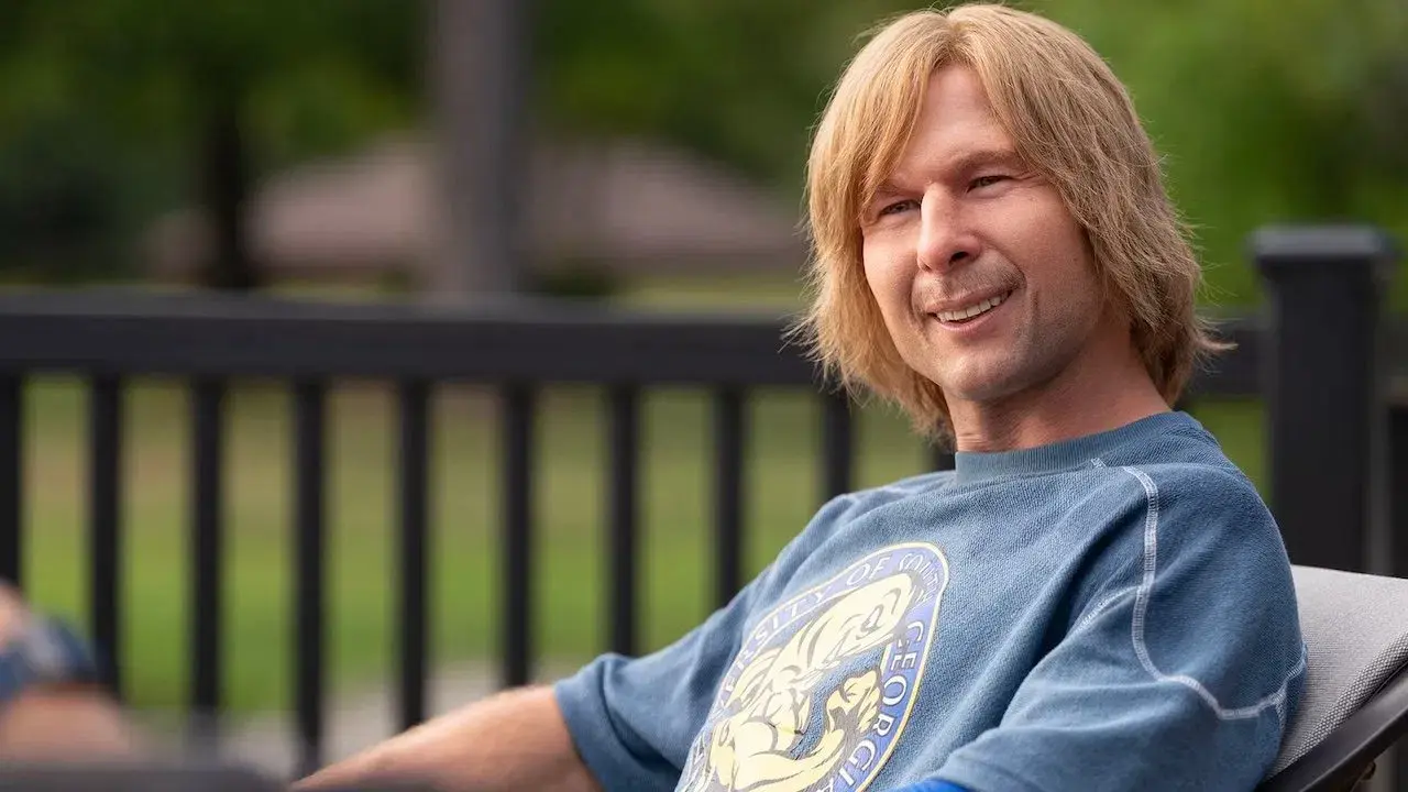 Glen Powell nella serie Chad Powers