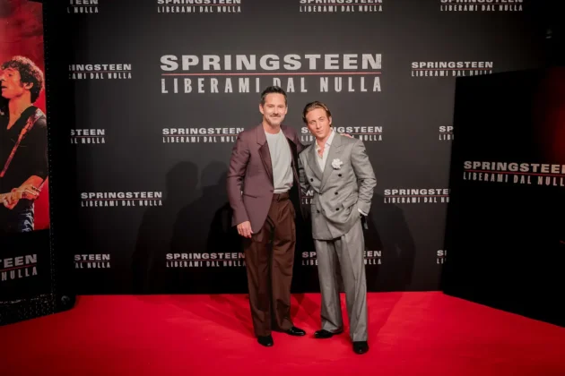 Jeremy Allen White e il regista Scott Cooper