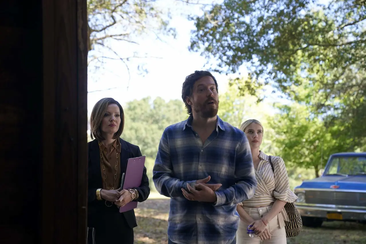 Kate Arrington, John Gallagher Jr. ed Emma Roberts in Abandoned
