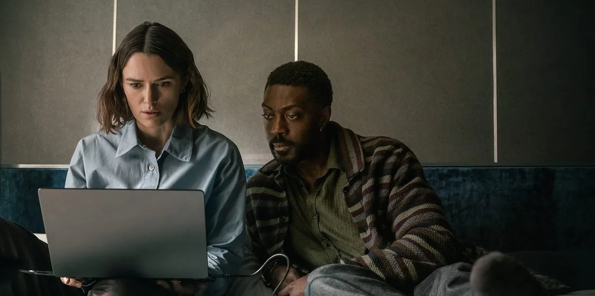 Keira Knightley e David Ajala in La donna nella cabina 10