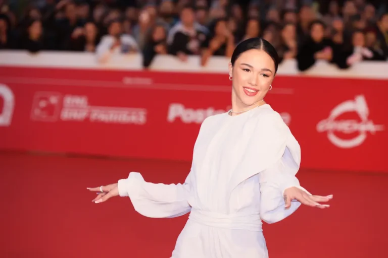 Maria Esposito conquista il tappeto rosso della Festa del Cinema di Roma Maria Esposito conquista il tappeto rosso della Festa del Cinema di Roma