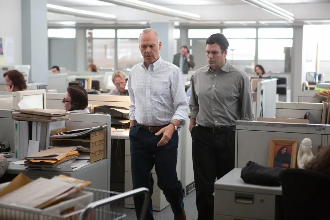 Michael Keaton e Mark Ruffalo in Il caso Spotlight (2015)