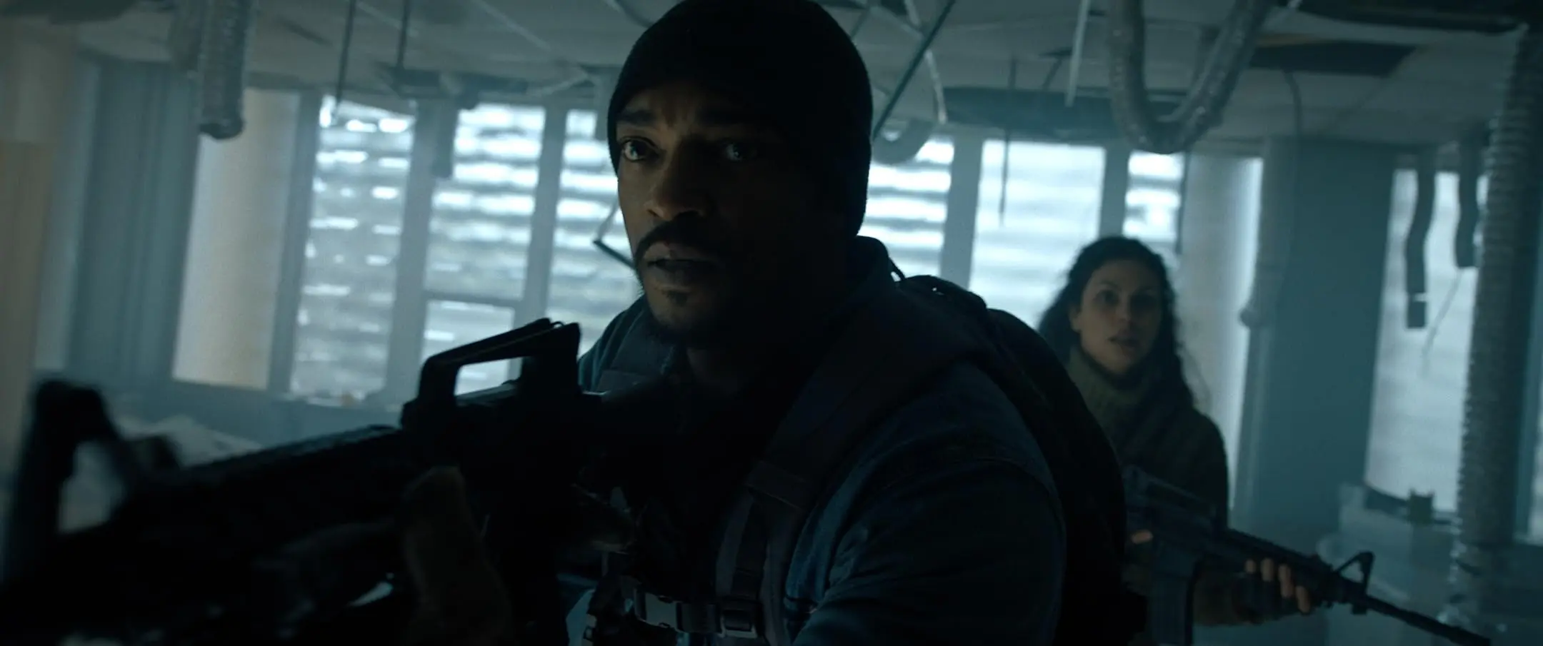 Morena Baccarin e Anthony Mackie in Elevation (2024)