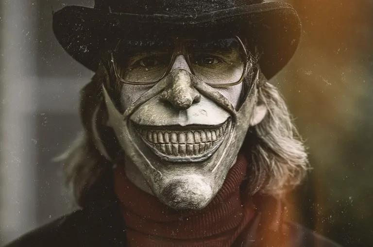 The Black Phone: origini e significato della maschera di Grabber spiegati