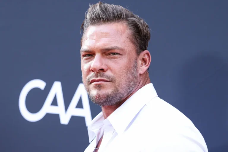 Alan Ritchson conferma di essere in trattative con la DCU per un ruolo “caotico”