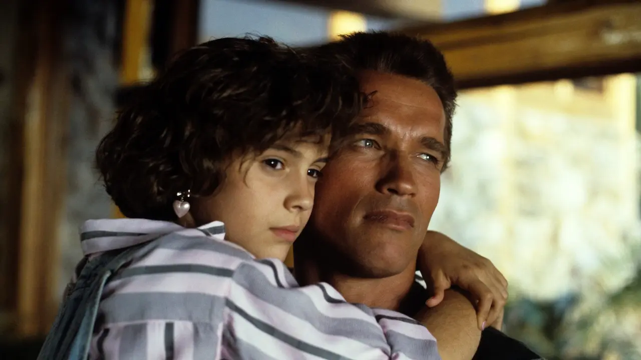 Alyssa Milano e Arnold Schwarzenegger in Commando