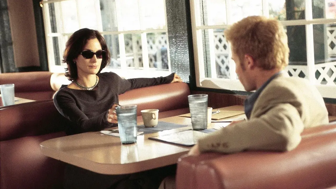 Carrie-Anne Moss e Guy Pearce in Memento
