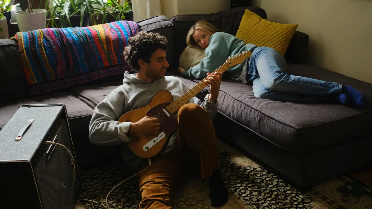 Deragh Campbell e Mounir Al Shami in Matt and Mara