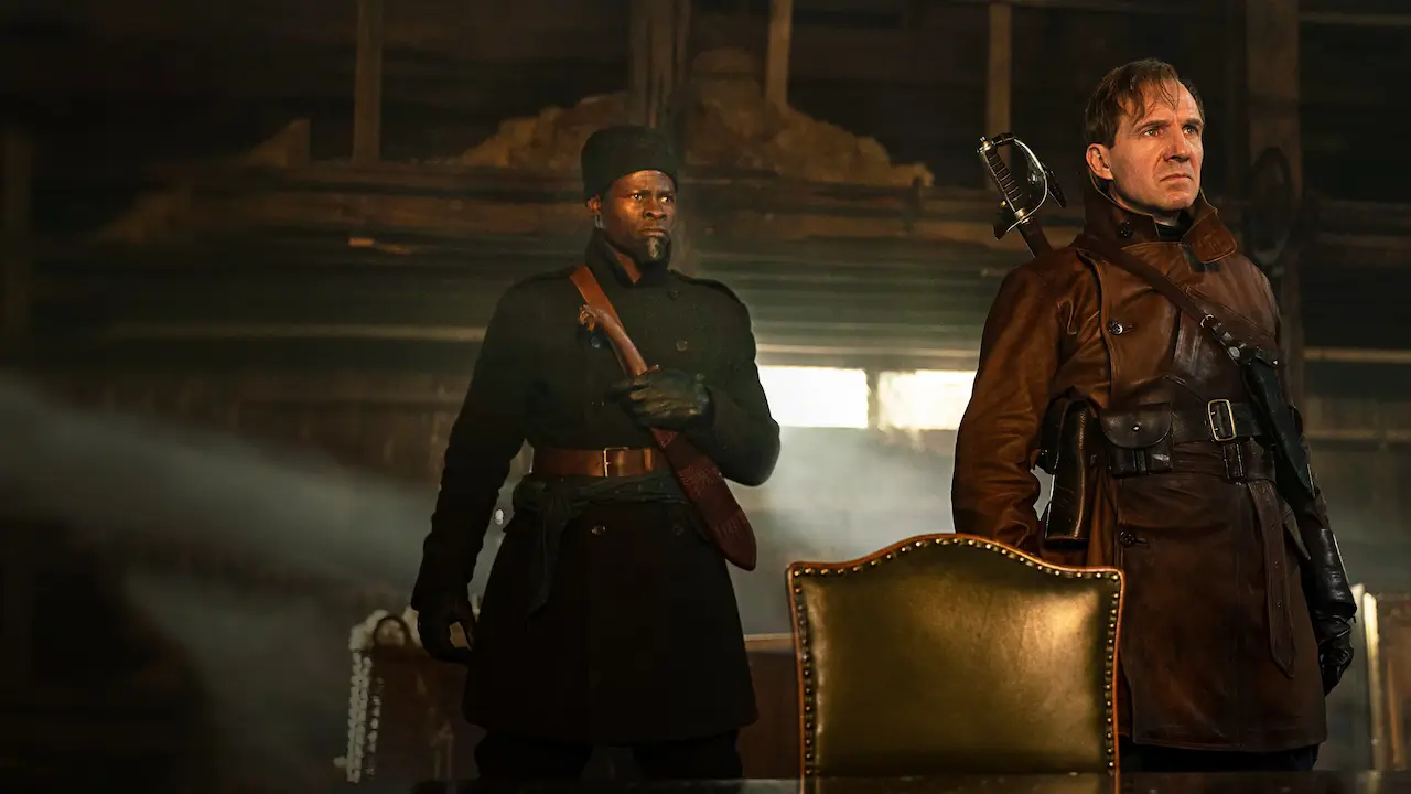 Djimon Hounsou e Ralph Fiennes in The King's Man - Le origini