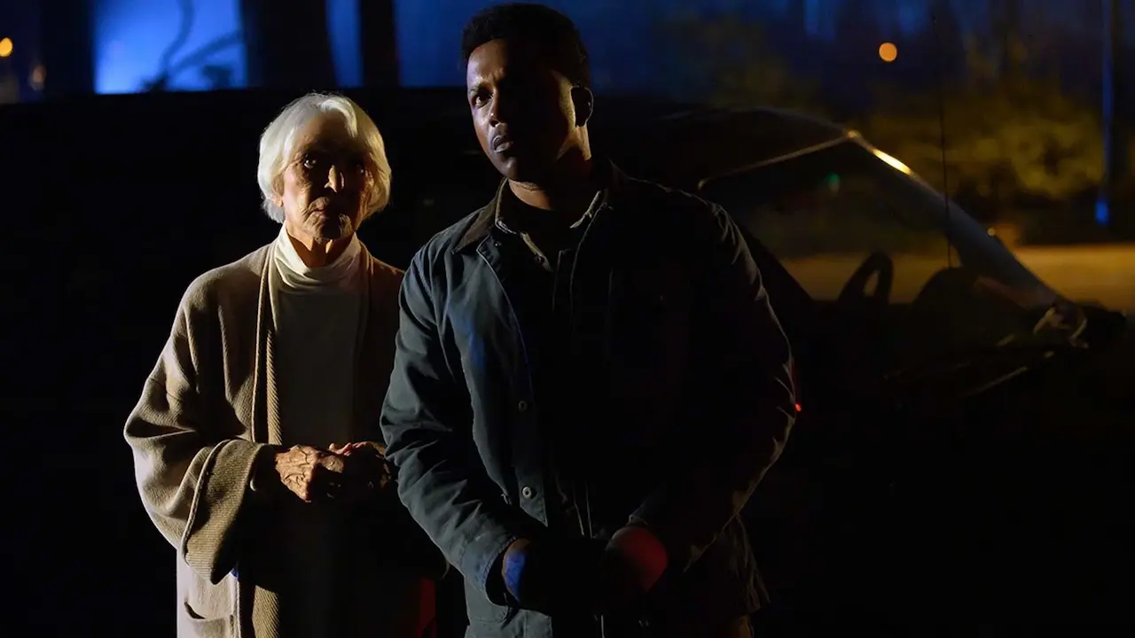 Ellen Burstyn e Leslie Odom Jr. in L'esorcista - Il credente