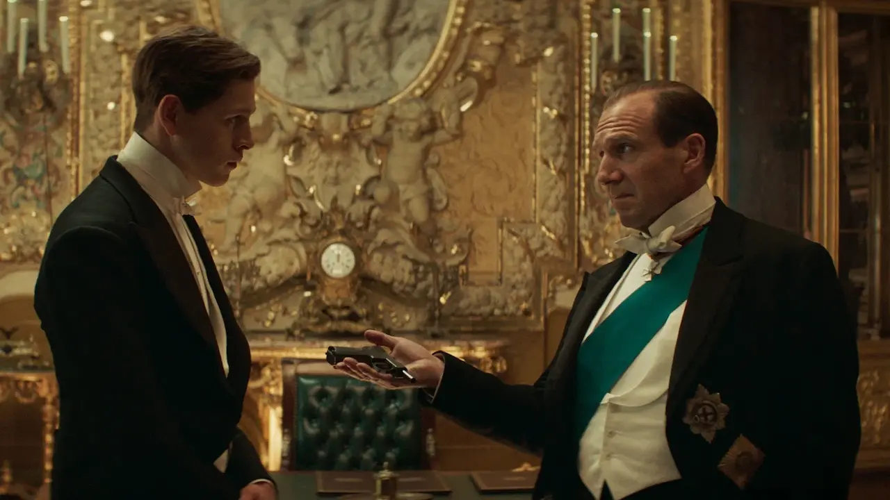 Harris Dickinson e Ralph Fiennes in The King's Man - Le origini