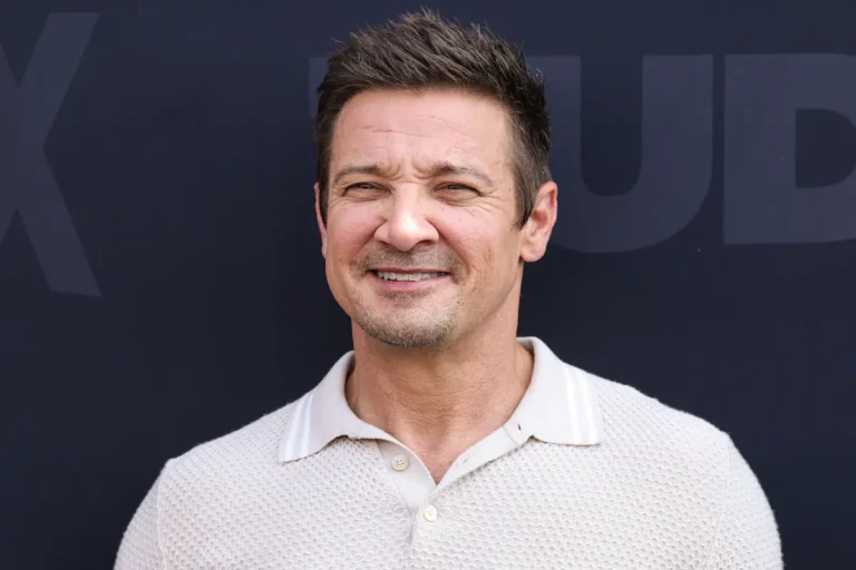 Jeremy Renner accusato di minacce e molestie sessuali nei confronti della sua ex fidanzata e collaboratrice