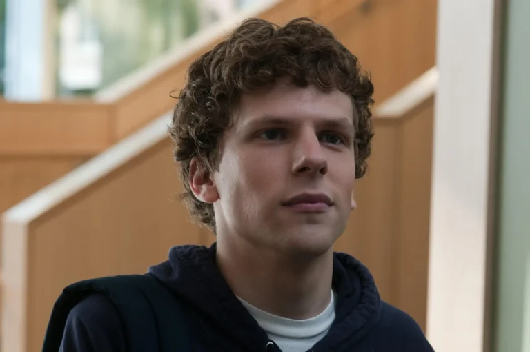 Jesse Eisenberg rompe il silenzio sul motivo per cui non interpreterà Mark Zuckerberg nel sequel di The Social Network