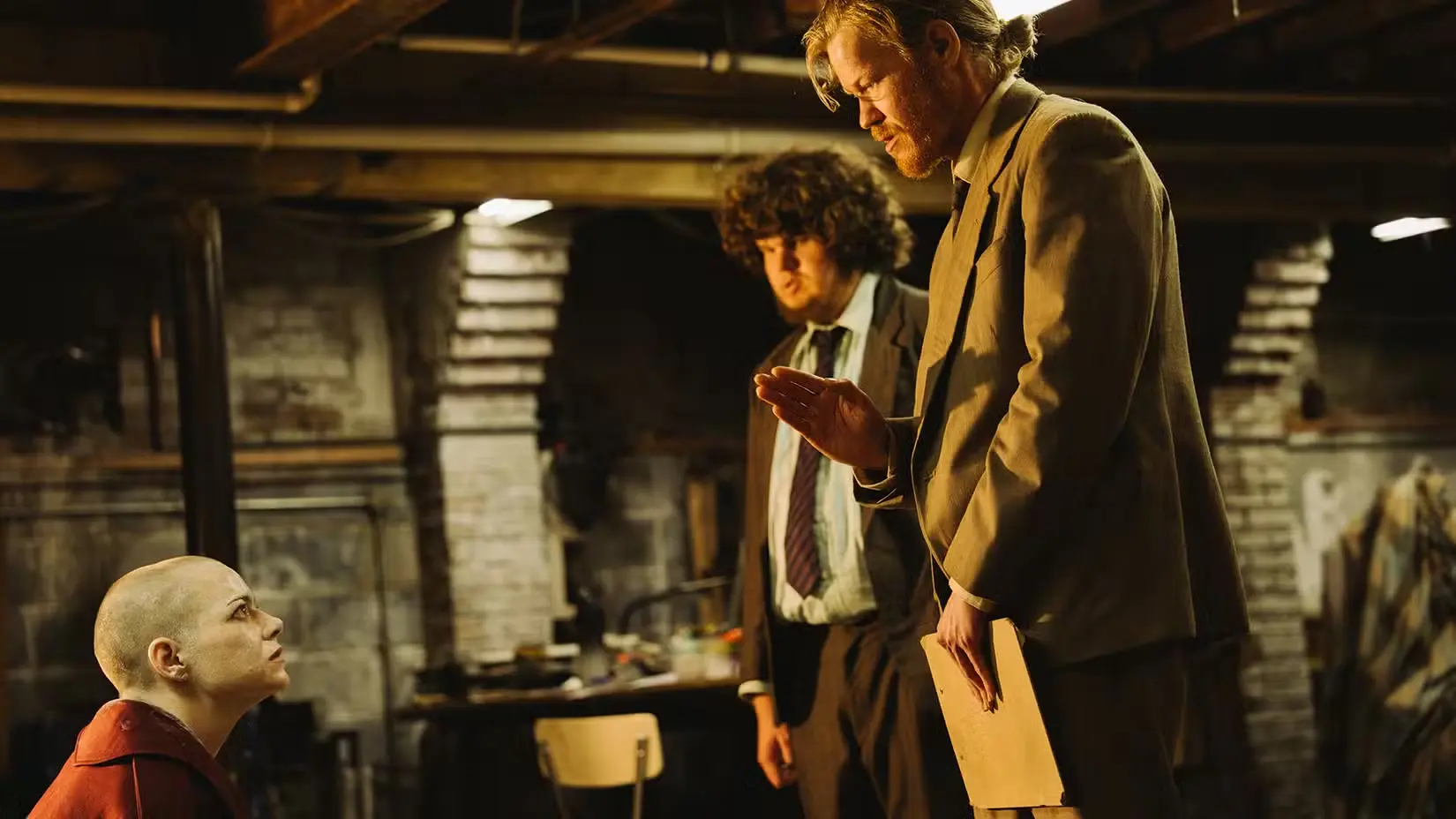 Jesse Plemons e Emma Stone in Bugonia