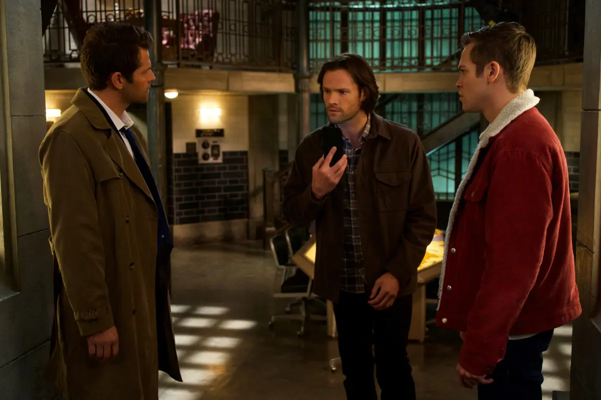 Misha Collins, Jared Padalecki e Alexander Calvert in Supernatural (2005)