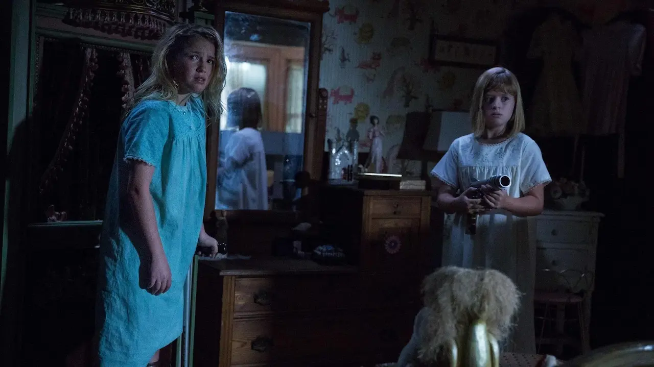 Talitha Eliana Bateman e Lulu Wilson in Annabelle 2 Creation