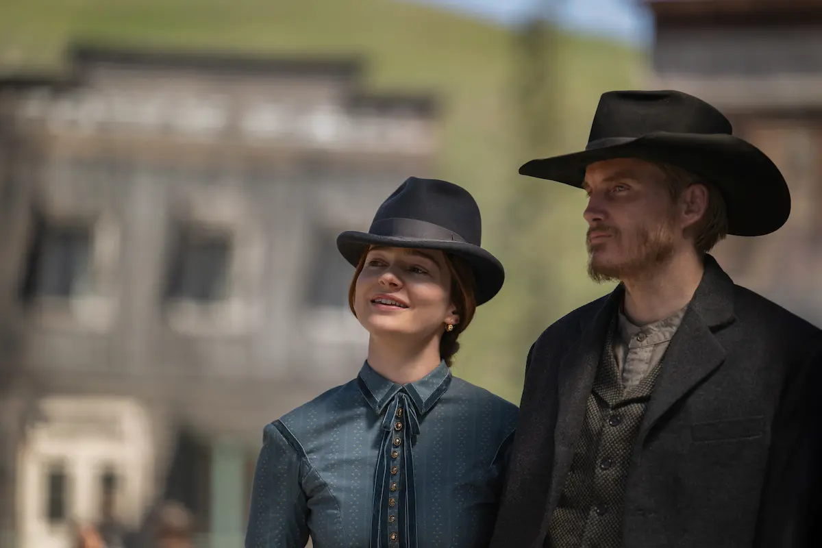 Aisling Franciosi e Toby Hemingway in The Abandons