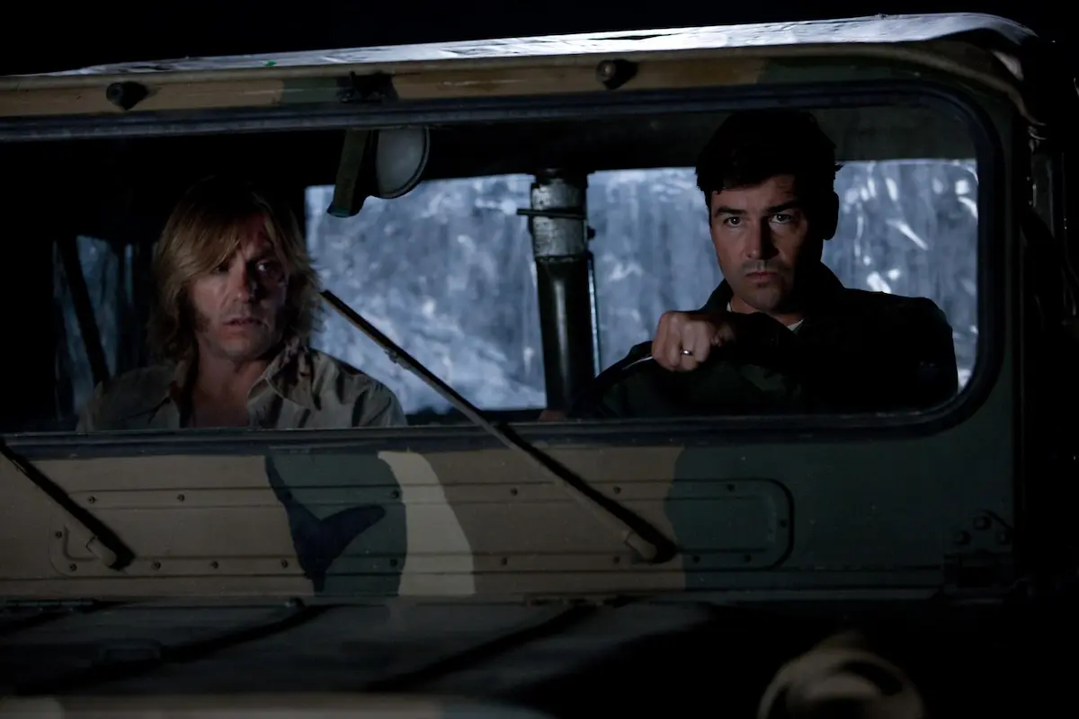 Kyle Chandler e Ron Eldard in Super 8 (2011)