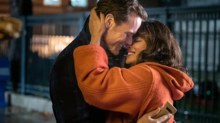 Love Again: la spiegazione del finale del film Love Again: la spiegazione del finale del film