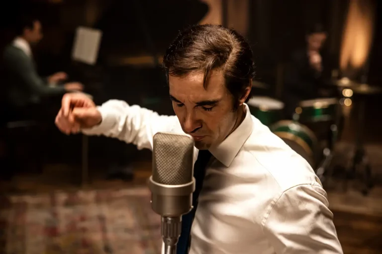 Monsieur Aznavour: recensione del film con Tahar Rahim Monsieur Aznavour: recensione del film con Tahar Rahim