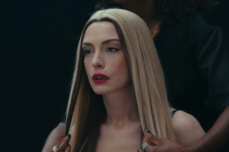 Anne Hathaway è una pop star perseguitata dai demoni nel primo trailer di Mother Mary