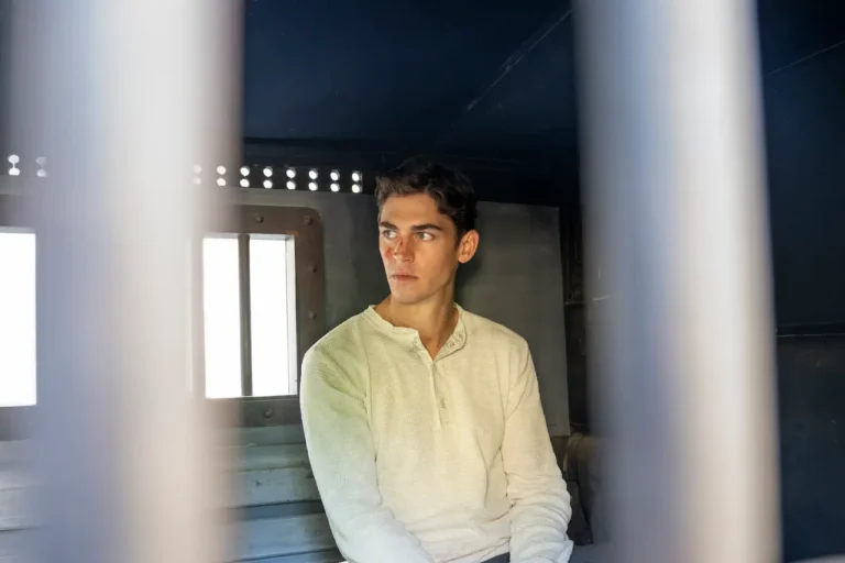 Young Sherlock: le prime immagini della serie di Guy Ritchie per Prime Video