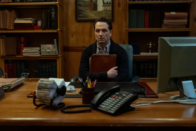 Widow’s Bay: la prima immagine di Matthew Rhys nella nuova serie Apple TV Widow’s Bay: la prima immagine di Matthew Rhys nella nuova serie Apple TV