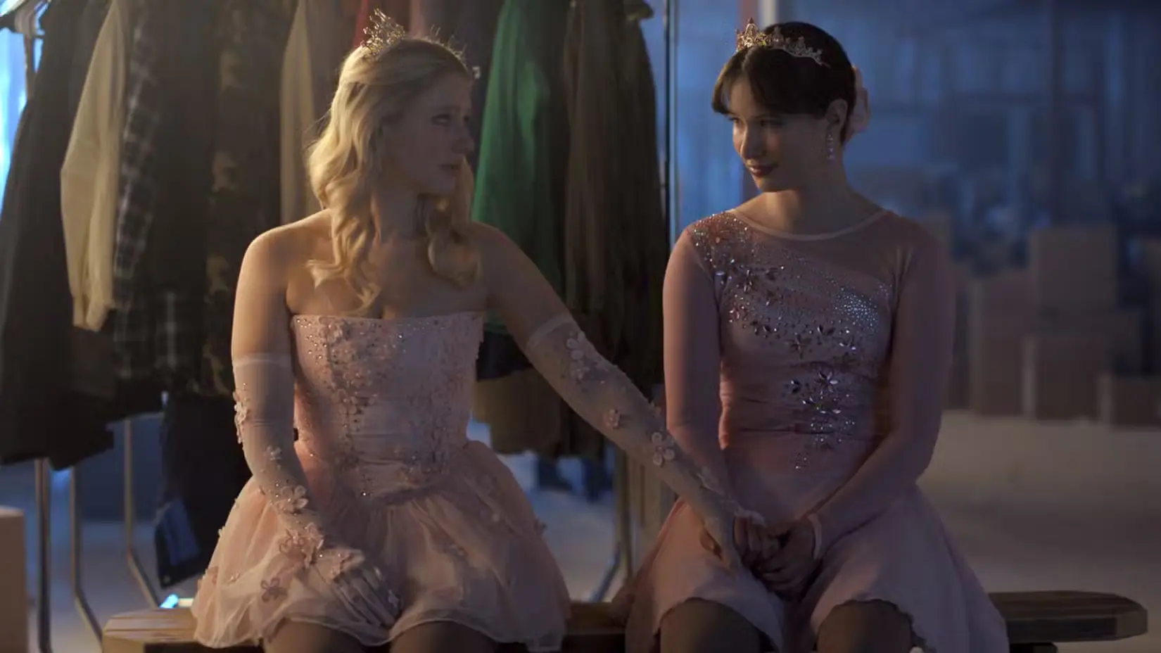 Alexandra Beaton nel ruolo di Elise Russo