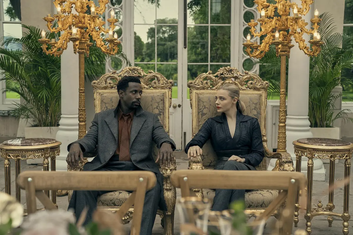 Chloë Grace Moretz e Gary Carr in Inverso (2022)