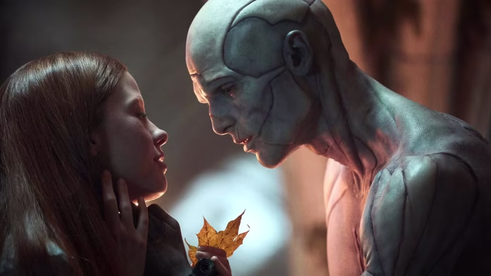 Jacob Elordi nei panni del mostro di Frankenstein che guarda Elizabeth Jacob Elordi nei panni del mostro di Frankenstein che guarda Elizabeth