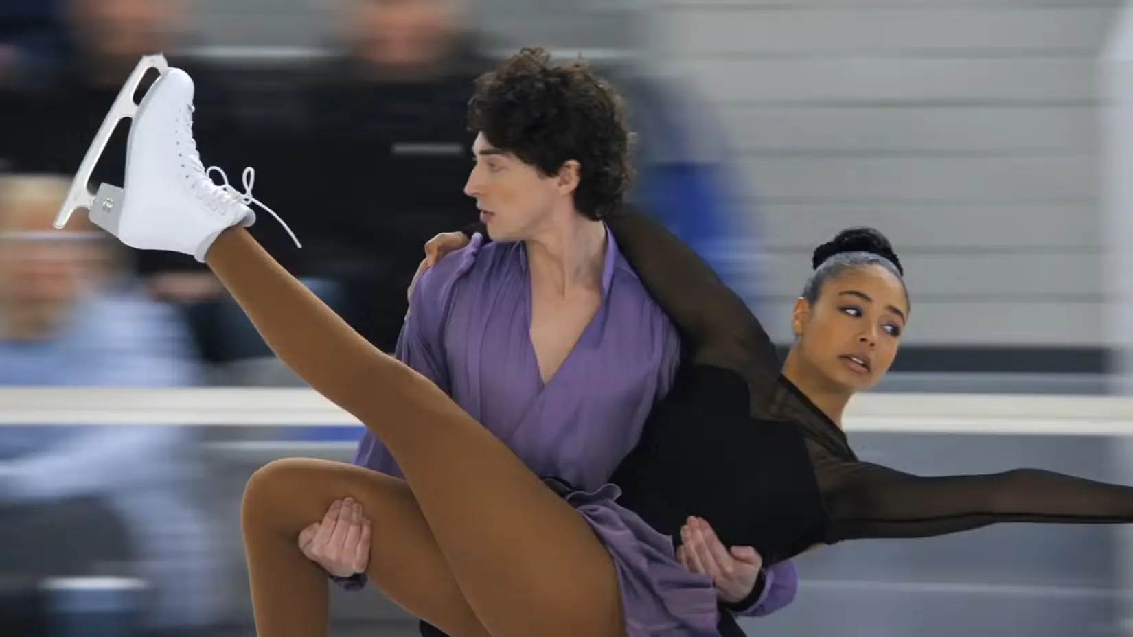 Millie Davis nel ruolo di Riley Monroe