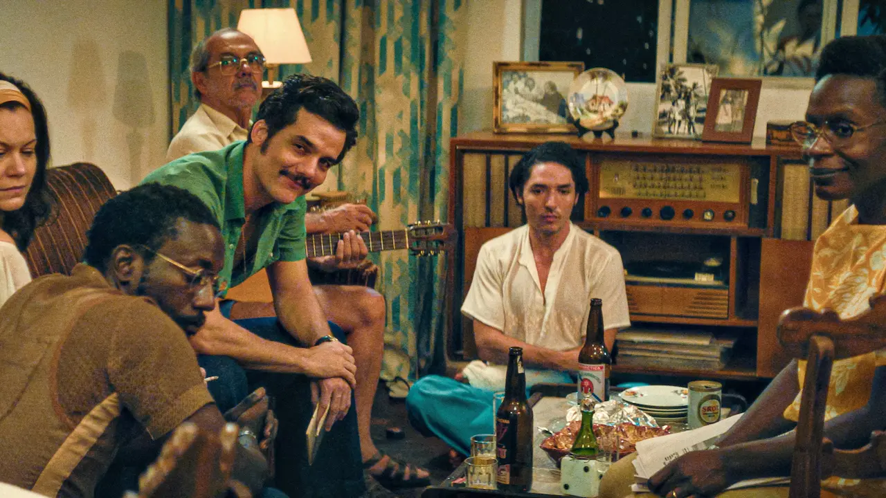 Wagner Moura nel film L'agente segreto