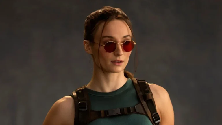 Tomb Raider: Sophie Turner spara con le iconiche pistole nelle foto e nel video dal set Tomb Raider: Sophie Turner spara con le iconiche pistole nelle foto e nel video dal set