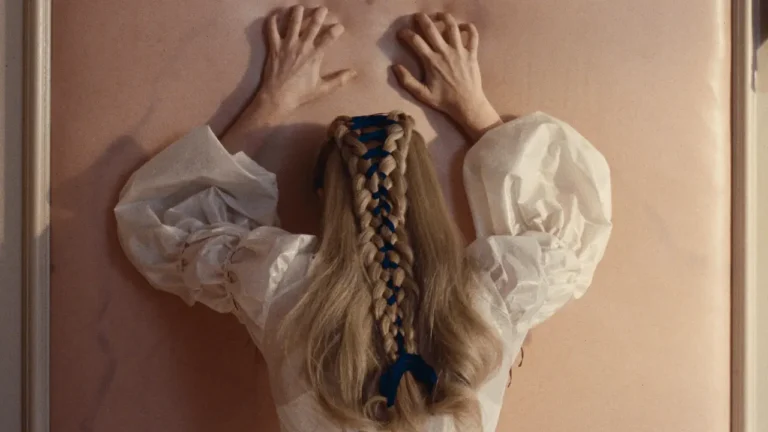 La pelle di Margot Robbie è stata fotografata per diventare la carta da parati di Cathy in “Cime tempestose” La pelle di Margot Robbie è stata fotografata per diventare la carta da parati di Cathy in “Cime tempestose”