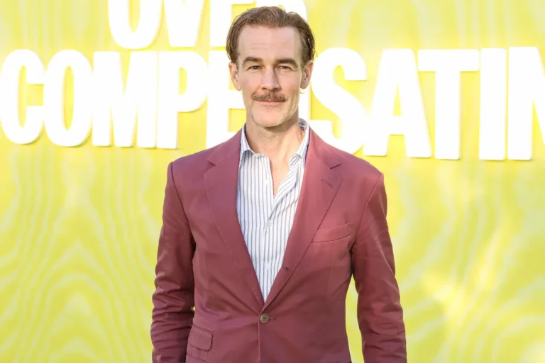 &Egrave; morto James Van Der Beek, indimenticabile Dawson di Dawson&rsquo;s Creek: aveva 48 anni