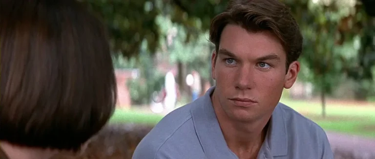 Dopo 29 anni una star di Scream si scusa per una delle scene più controverse del franchise Dopo 29 anni una star di Scream si scusa per una delle scene più controverse del franchise