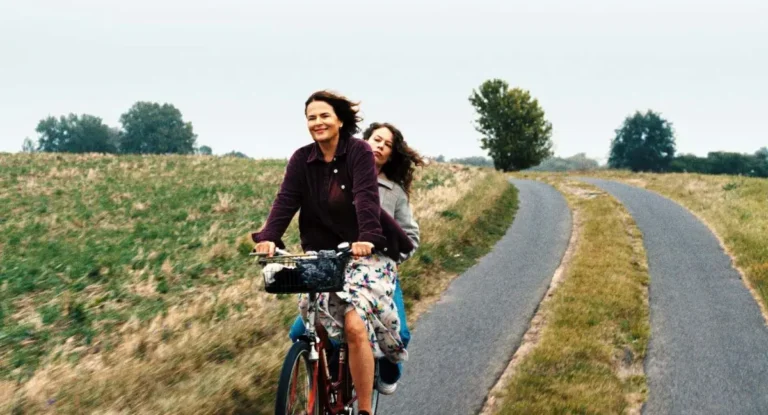 Miroirs No. 3 – Il mistero di Laura, recensione: Christian Petzold e Paula Beer di nuovo insieme Miroirs No. 3 – Il mistero di Laura, recensione: Christian Petzold e Paula Beer di nuovo insieme