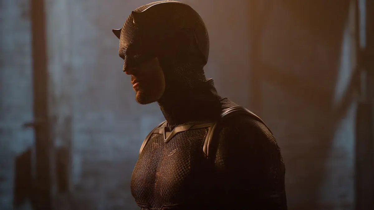 Charlie Cox come Daredevil nel costume nero in Daredevil: Rinascita 2