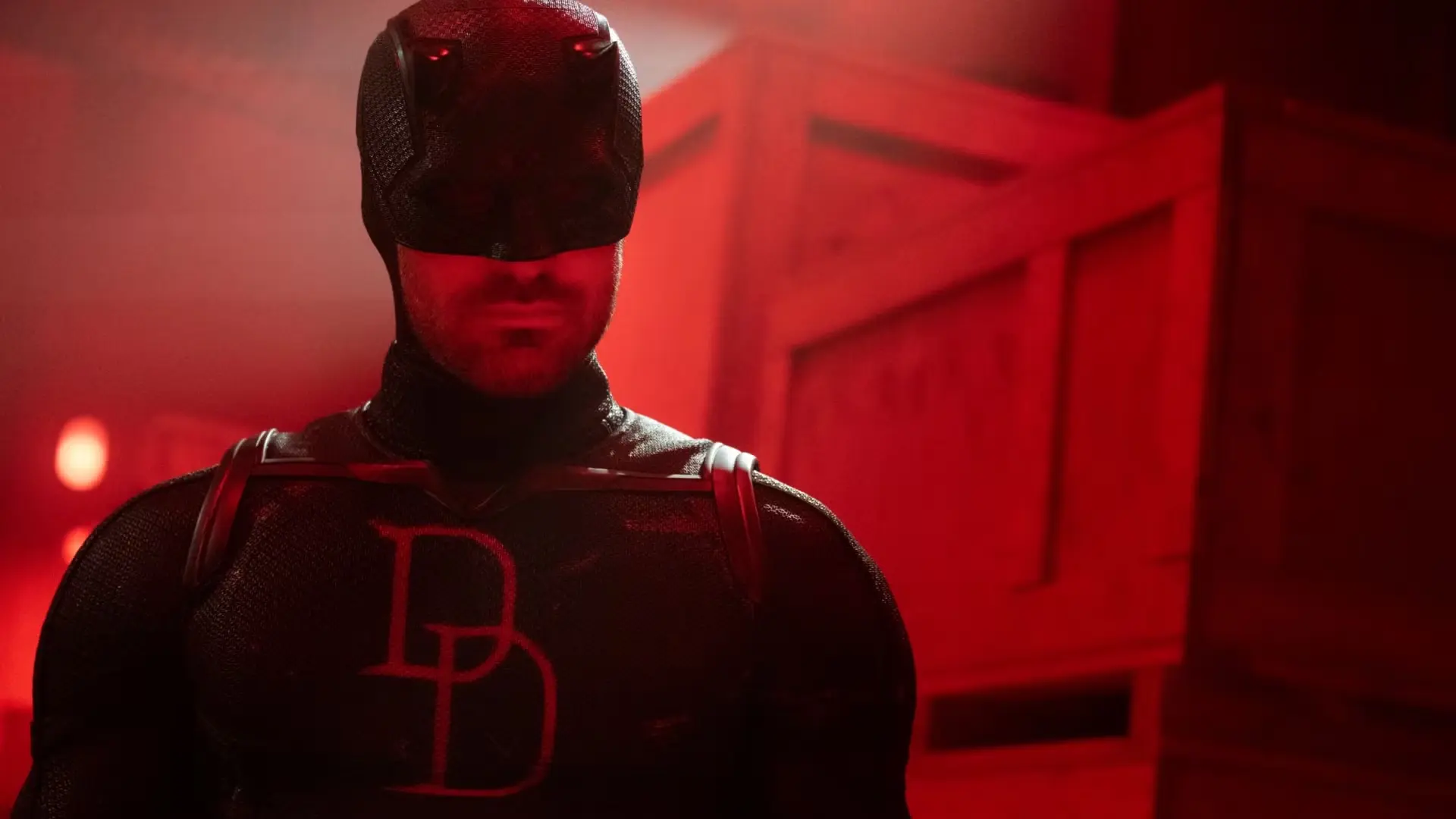 Daredevil immerso in una luce rossa nella seconda stagione di Daredevil Born Again