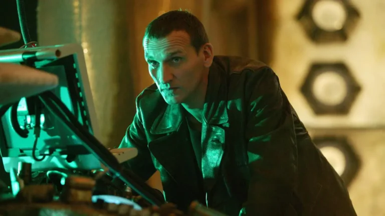 Doctor Who: Christopher Eccleston pronto a tornare, ma a una sola condizione che pu&ograve; cambiare la serie