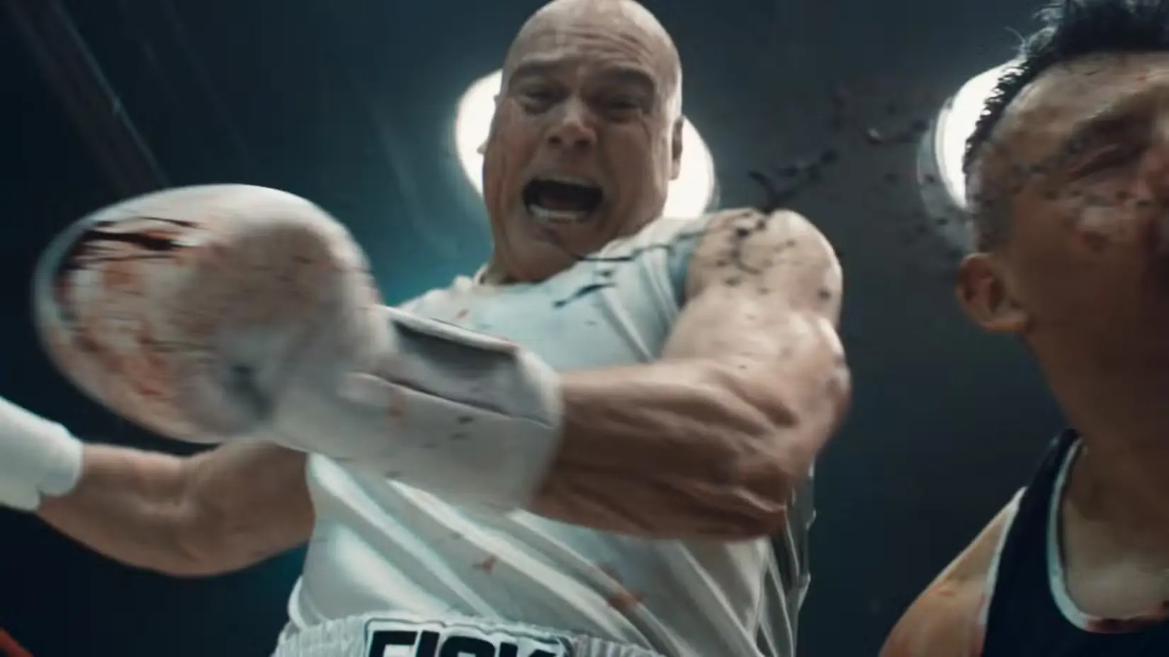 Kingpin che sferra un pugno a un uomo durante un incontro di boxe in Daredevil- Born Again, stagione 2
