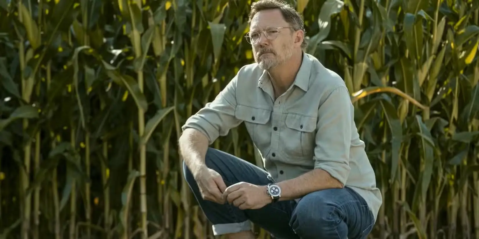 Matthew Lillard &egrave; accovacciato in un campo di mais nella seconda stagione di Cross.